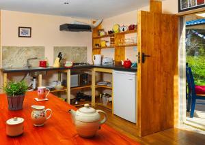 FintownMeadowsweet Forest Lodge的厨房配有木桌和柜台。