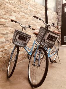 鹿港镇哈楼民宿的两辆自行车,车篮停在砖墙旁边