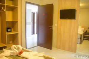 累西腓Hotel Enseada Aeroporto的一间房间,设有通往卧室的门