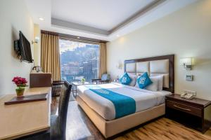 西姆拉Snow Valley Resorts Shimla的一间设有大床和窗户的酒店客房