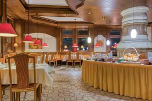 斯图加特Centro Hotel Sautter的一间带桌椅的餐厅以及一间自助餐