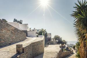 Koundouros4 maisonettes with a swimming pool and a sea view, in the area of Koundouros的享有石墙房屋的景致