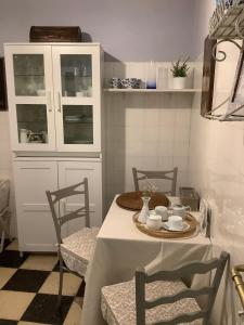 大加那利岛拉斯帕尔马斯托莱多公寓的厨房配有桌椅和橱柜。