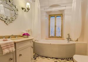 切什梅艾佩尤尔旅馆的带浴缸、水槽和镜子的浴室