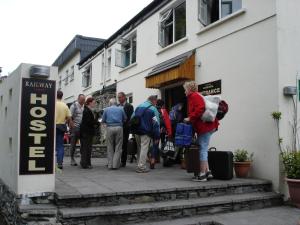 基拉尼Killarney Railway Hostel的一群人站在建筑物外