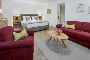 慕尼黑奥贝梅耶酒店的客厅配有2张沙发和1张床