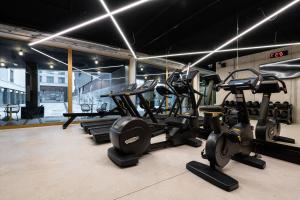 安特卫普A-STAY Antwerp的健身房设有数台跑步机和椭圆机