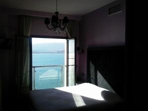 沃洛斯凯普赛狄酒店的一间卧室设有海景窗户