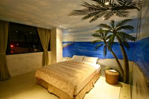 花莲市童话汽车旅馆海洋分馆的卧室的墙上涂有棕榈树