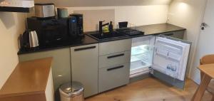 坎佩尔Appartement Studio Chanoine的厨房配有开放式冰箱和微波炉。