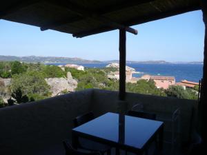 巴哈撒丁岛Cormorani Alti的海景阳台上的桌子