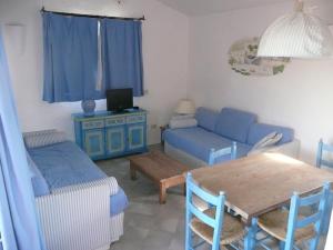 巴哈撒丁岛Cormorani Alti的客厅配有蓝色的沙发和桌子