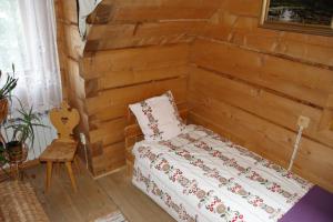 考斯赛力克Pokoje Gościnne Kościelisko AZ Somatic的一间卧室设有一张床和木墙