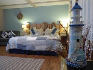 梅布尔索普The Cross Guest House的一间卧室配有一张床,其中设有一座灯塔