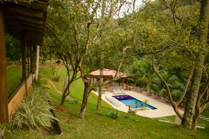 多明戈斯马丁斯Pousada Vila do Loro的享有带游泳池的房屋的空中景致