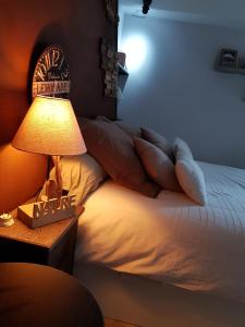 古尔奈昂布赖德图尔古尔奈公寓式酒店的一间卧室,配有一张带台灯的床头柜