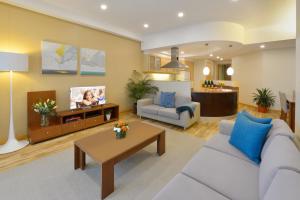 麦纳麦索美赛阿尔法特巴林酒店的带沙发和电视的客厅
