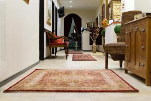 卢切拉卢切拉慕罗托尔朵旅馆的走廊上铺着两块地毯