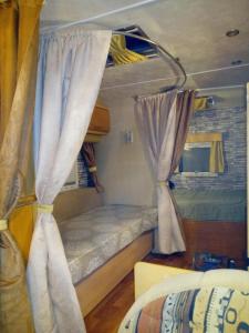 锡基亚Camping Pitsoni的小房间设有两张双层床和窗帘