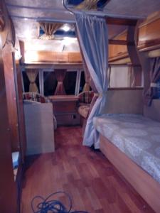锡基亚Camping Pitsoni的客房设有两张双层床,铺有木地板。