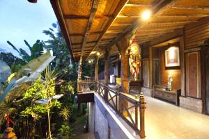 吉安雅Umah Nik Kepitu的一座带木屋顶的建筑的门廊