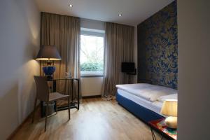 杜塞尔多夫斯特恩酒店的酒店客房设有床和窗户。