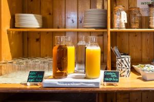 波特马多克都铎旅馆的两瓶橙汁坐在柜台上