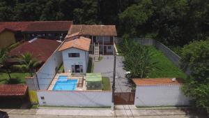 博西坎加Pousada Recanto das Margaridas的享有带游泳池的房屋的空中景致
