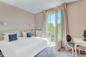 欧塞尔Hôtel Le Maxime - Best Western Signature Collection的卧室设有一张白色大床和一扇窗户。