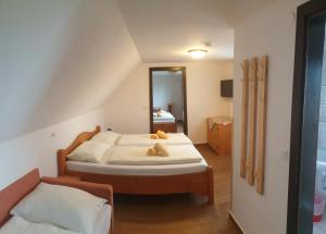 格洛博明Hotel Pension Pürcherhof的一间卧室配有一张床和镜子