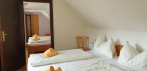 格洛博明Hotel Pension Pürcherhof的卧室配有白色床和毛巾