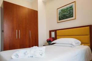 蒙特格罗托泰梅安东尼亚诺温泉酒店的一间卧室配有一张带白色毛巾的床