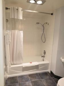 卡尔斯巴德塔马拉克海滩酒店的带淋浴和白色浴缸的浴室