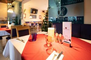 林茨甘梭夫罗瑟玛酒店的一张桌子,上面有酒杯和圣诞树