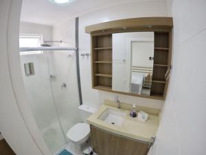 巴拉奈里奥-坎布里乌Apto alto padrão的一间带水槽、淋浴和卫生间的浴室