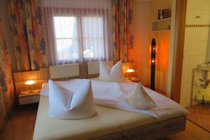 格绍艾格芭芭拉公寓酒店的卧室配有带白色枕头的床和窗户。