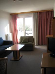 菲拉赫Holiday Apartments Warmbad的客厅配有沙发和桌子