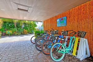 萨拉索塔Siesta Key Palms Resort的一组自行车靠在墙上