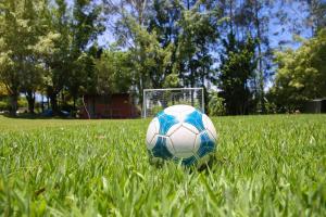皮拉西卡巴Casa de Campo Magnifica的球在草地上球门前的足球球