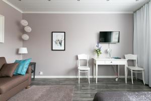 罗瓦涅米Piriko Studio Apartments的带沙发和书桌的客厅