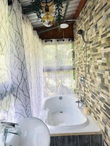San IsidroCabaña treehouse Mountain View的带浴缸和盥洗盆的浴室