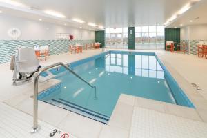 卡拉马祖Holiday Inn - Kalamazoo West, an IHG Hotel的一座带游泳池的大建筑中的游泳池