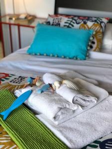 阿特米达Starfish Seaside Studio的一张带毛巾和蓝色勺子的床