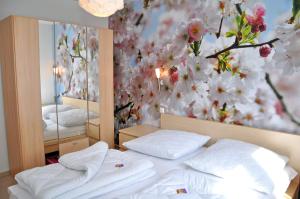 马林费尔德Ferienhaus Müritzsonne / EG-Appartement的卧室的墙上挂着花卉壁画