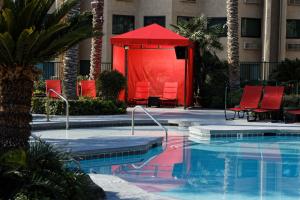 拉斯维加斯银柒酒店及赌场的一个带红色椅子和红色帐篷的大型游泳池