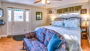 阿什兰Abigail's Bed and Breakfast Inn的一间卧室配有一张床和一张沙发