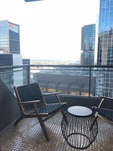 悉尼瑞雅国际酒店约克酒店的美景阳台的桌椅