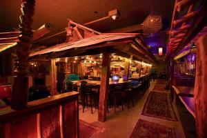 塔科马McMenamins Elks Temple的餐厅设有酒吧,配有桌椅