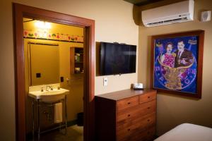 塔科马McMenamins Elks Temple的一间带水槽的浴室和墙上的电视