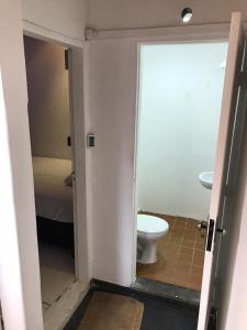 圣保罗COACHHOSTEL7的一间带卫生间的浴室和一扇门